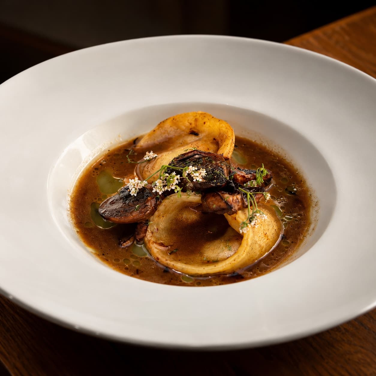 Raviolis porc et bœuf servis dans leur sauce